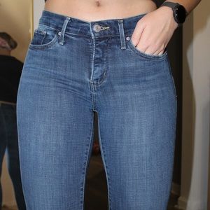 Levi’s 311 Shaping Skinny Jeans / Size 25 / Dark Wash